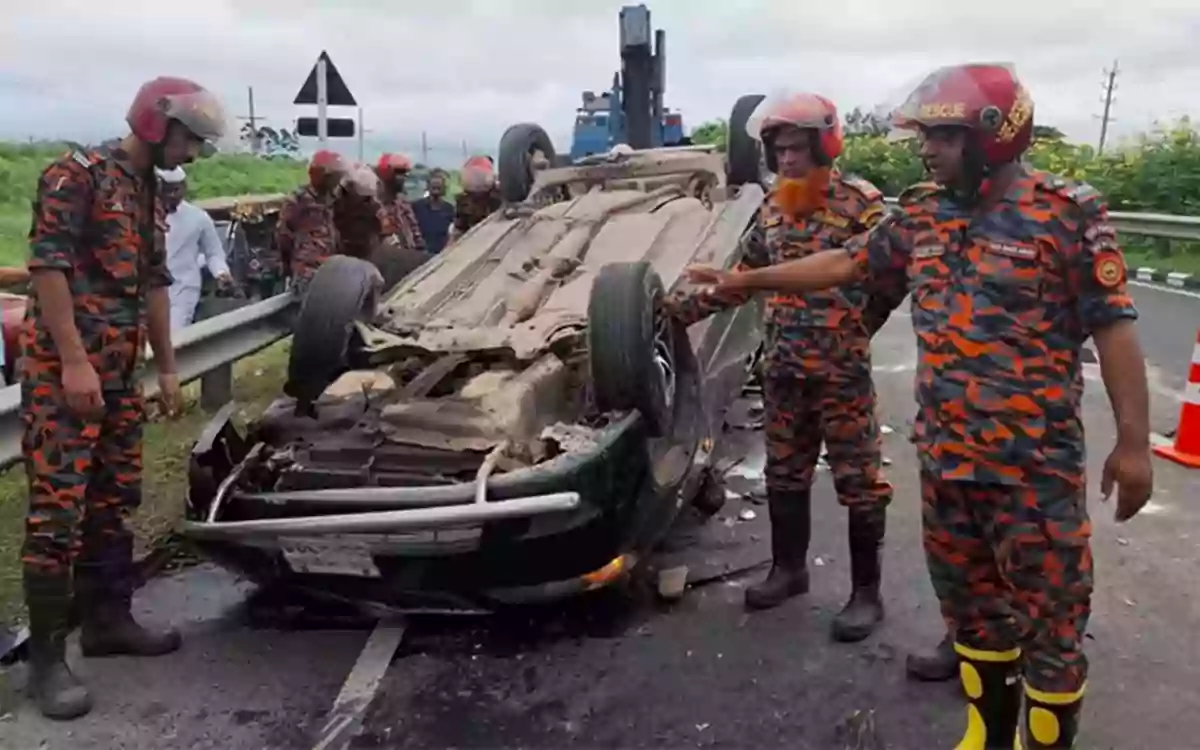 Rising Cumilla - Dhaka-Mawa Expressway-3 killed as speeding private car overturns