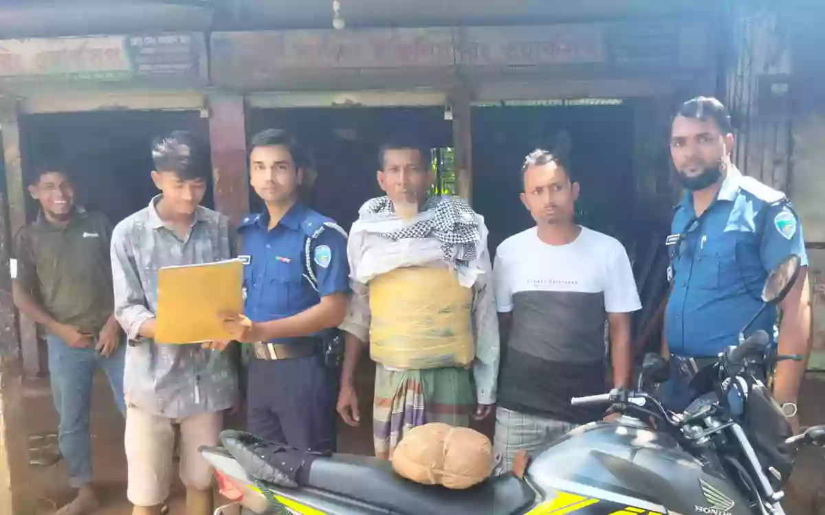 Rising Cumilla - Father and son arrested with 4 kg of marijuana while smuggling marijuana to a body shop in Brahmanpara
