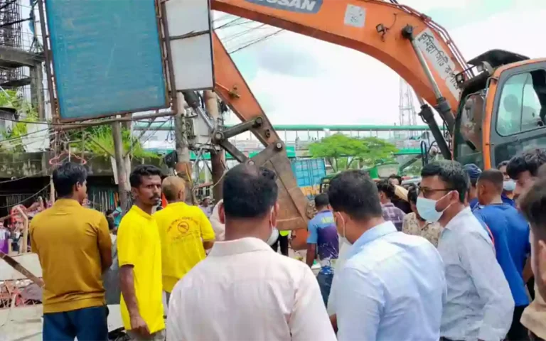 Rising Cumilla - Nearly 100 illegal establishments evicted in Comilla's Padua market