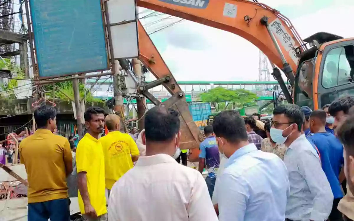 Rising Cumilla - Nearly 100 illegal establishments evicted in Comilla's Padua market