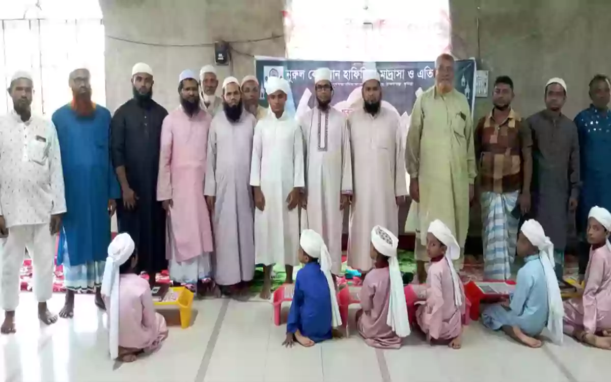 Nurul Quran Hafezia Madrasa and Orphanage Hafeez students in Brahmanpara were given turbans and turbans