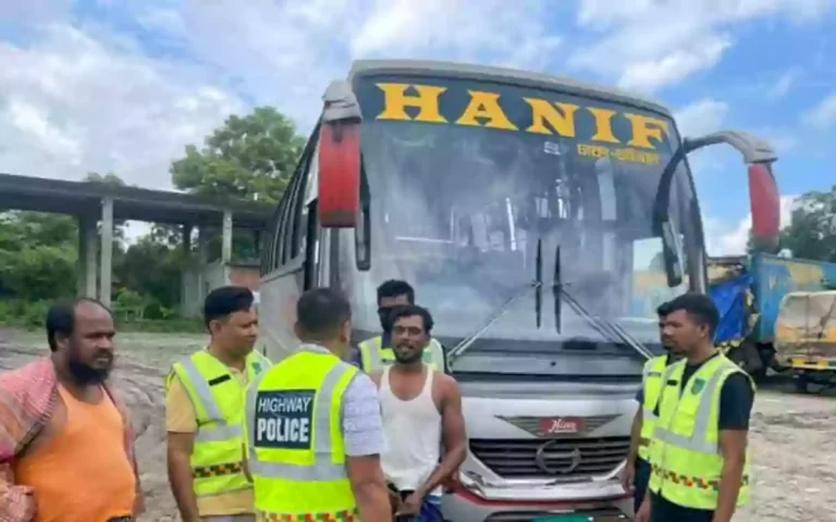 Rising Cumilla - Parents and two children killed in Comilla-Bus coming from opposite direction seized