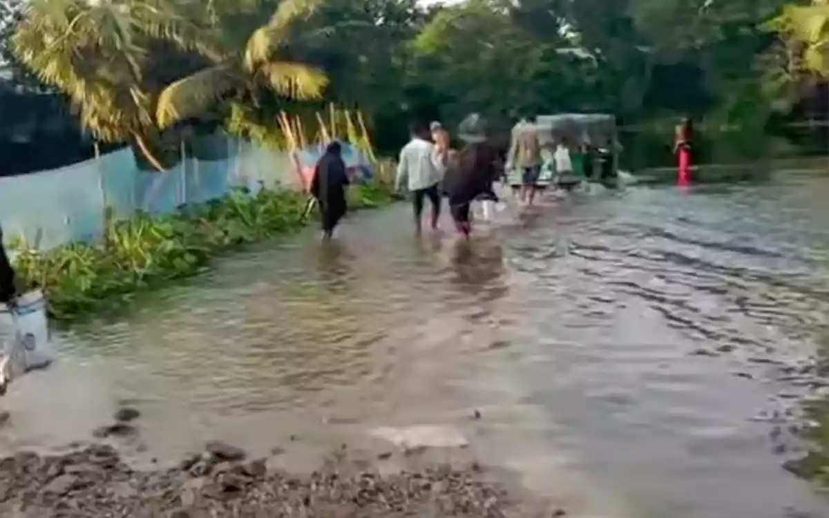 Poor condition of 6 km road between Elliotganj-Bashikpur in Chandina: Thousands of people suffer
