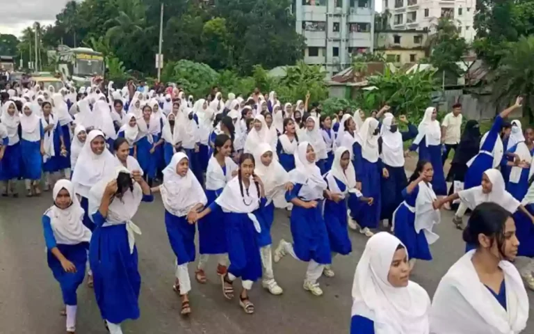 চান্দিনায় দুই বালিকা বিদ্যালয়ের প্রধান শিক্ষকের বিরুদ্ধে যৌন হয়রানির অভিযোগে বিক্ষোভ