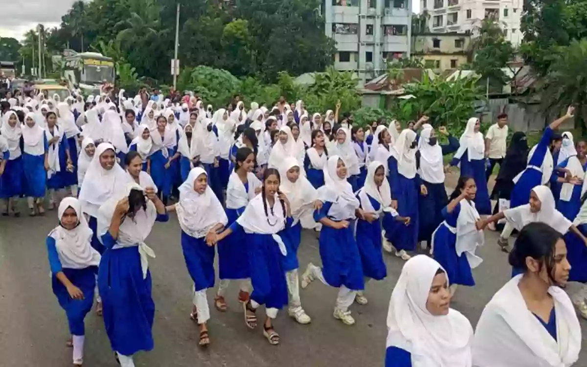 চান্দিনায় দুই বালিকা বিদ্যালয়ের প্রধান শিক্ষকের বিরুদ্ধে যৌন হয়রানির অভিযোগে বিক্ষোভ