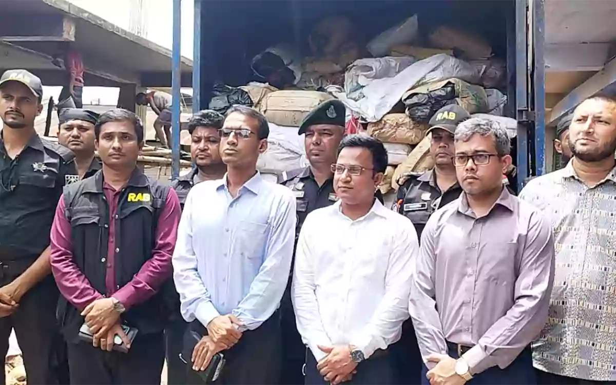Rising Cumilla - Raid on polythene factory in Noakhali, fine of Tk 6.5 lakh imposed