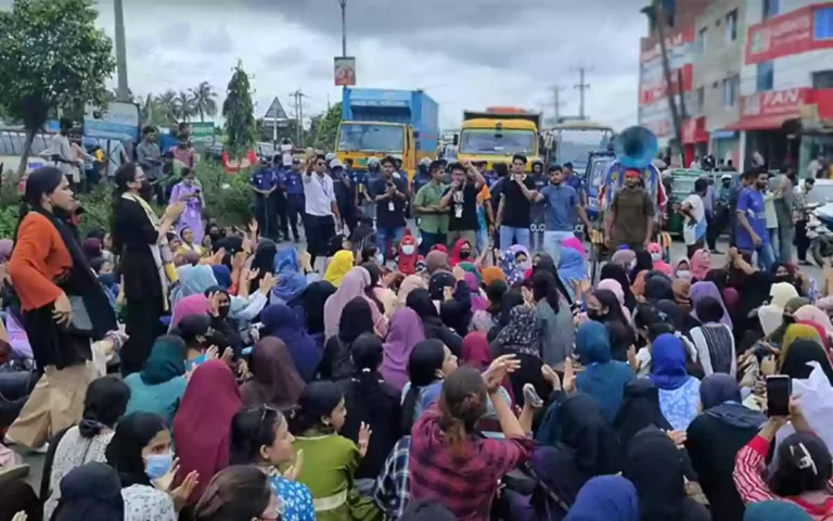 Students block Dhaka-Chittagong highway