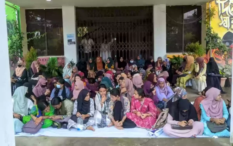 Novi Prabiten ACCE department degree complications, students lock administrative building