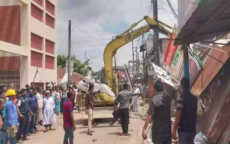 Rising Cumilla - Illegal structures demolished to ease traffic congestion in Lalmai, Comilla