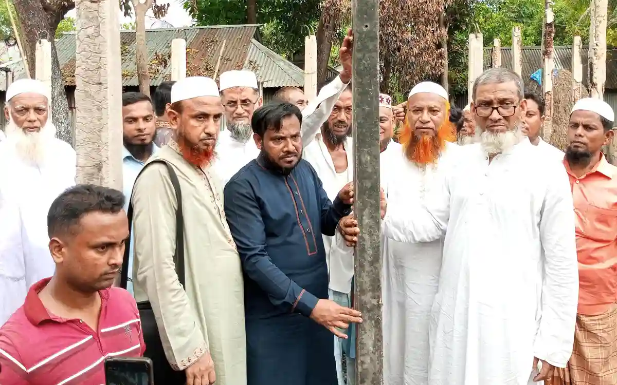 ব্রাহ্মণপাড়ায় অগ্নিকাণ্ডে ক্ষতিগ্রস্ত ৪ পরিবারকে সহায়তা দিলেন ড. মোবারক হোসাইন