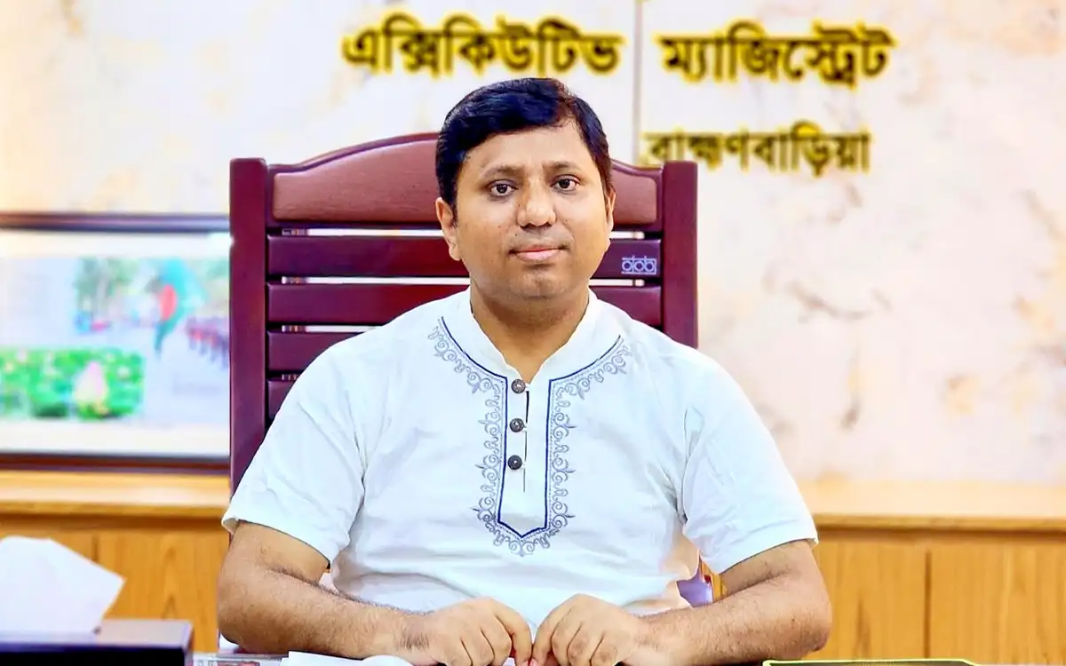 সরাইলে ১১ বছর পর শিক্ষা উপকরণ বিতরণ, প্রশংসায় ভাসছেন ইউএনও