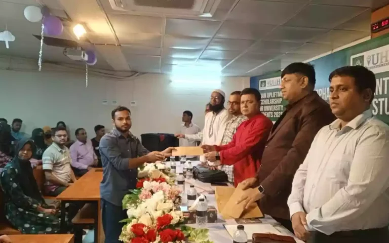 বেরোবিতে ১২০ শিক্ষার্থীর মাঝে ১২ লাখ টাকা তুলে দিলেন ইউনিভার্সাল হেল্প হাব