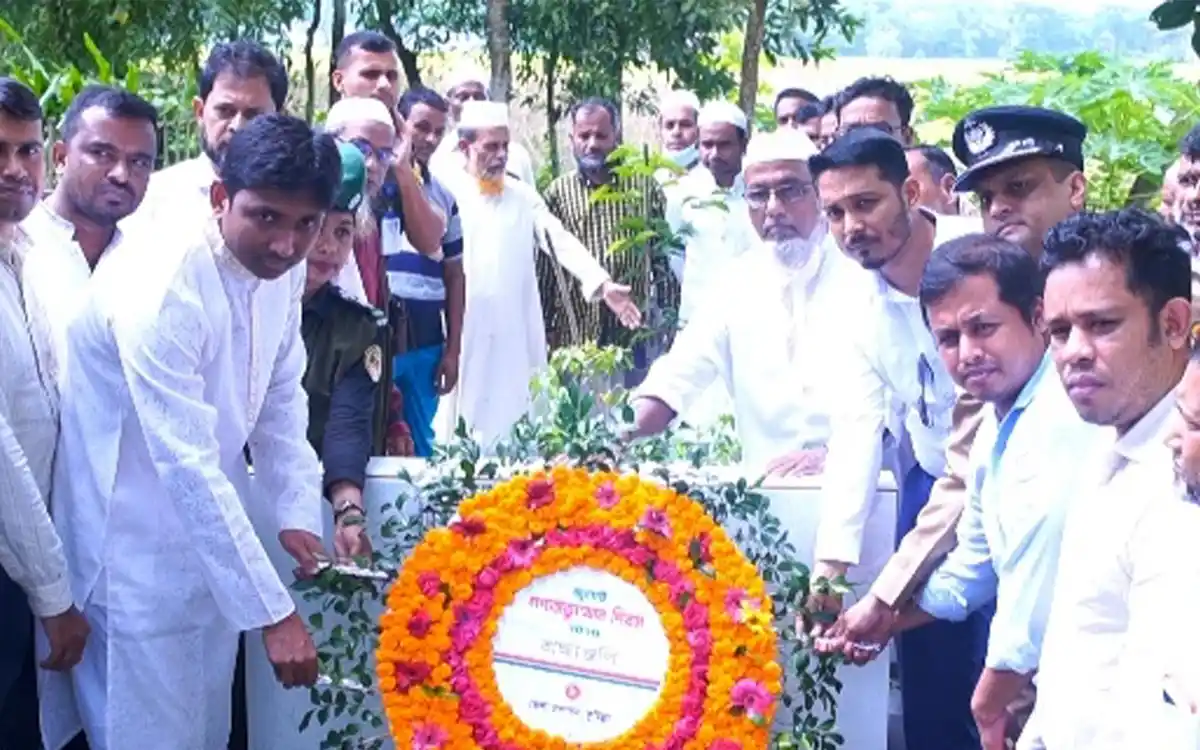 চান্দিনায় জুলাই শহীদ তায়িম ভূইয়া’র কবরে পুষ্পার্ঘ অর্পণ