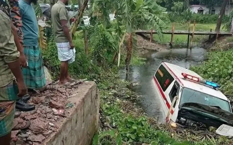 নোয়াখালীতে লাশবাহী অ্যাম্বুলেন্স পড়ে গেল খালে