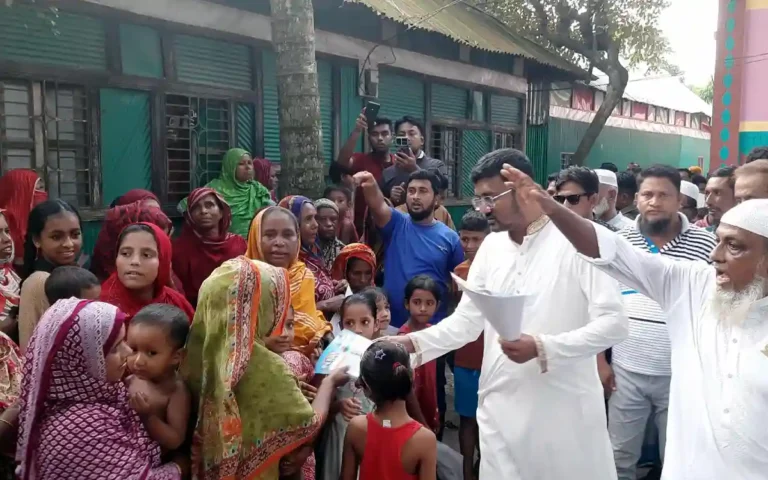 চান্দিনায় বিএনপি’র ৩১ দফার লিফলেট বিতরণ