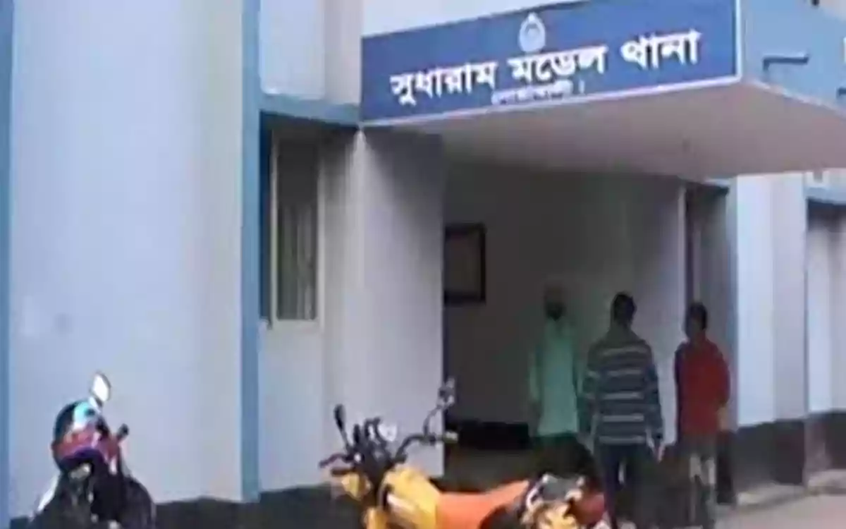 নোয়াখালীতে ছাদ থেকে ফেলে দিয়ে কলেজ ছাত্রকে হত্যা