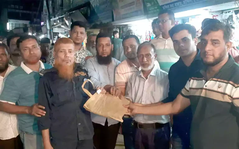 চান্দিনায় নৈশ প্রহরীদের মধ্যে পোশাক বিতরণ