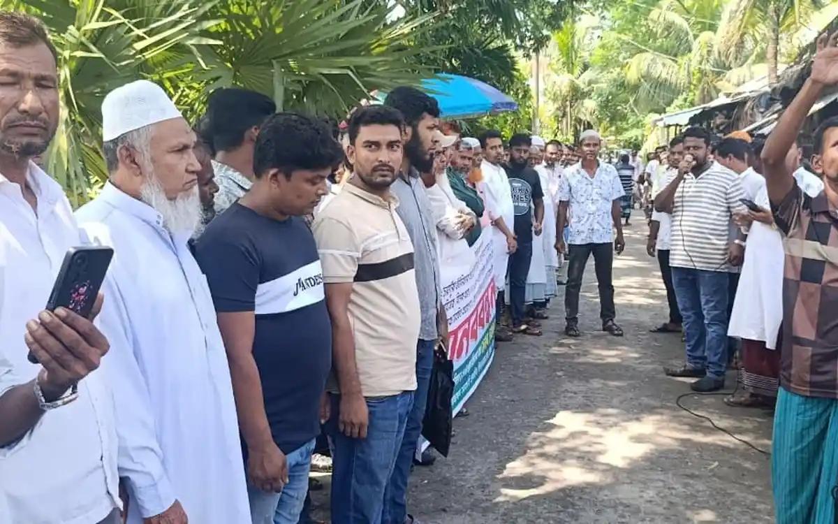 নোয়াখালীতে অস্থায়ী পুলিশ ক্যাম্প স্থাপনের দাবিতে বিক্ষোভ