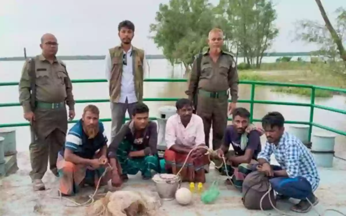 Rising Cumilla - 5 fishermen caught red-handed fishing for shrimp with poison in Sundarbans