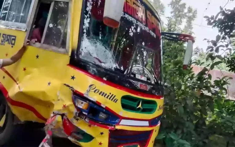 লাকসামে বাস-অটোরিকশা সংঘর্ষ: নিহত ২, অন্তঃসত্ত্বা নারীর গর্ভের সন্তানও মৃত