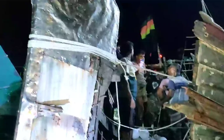 Rising Cumilla - Cook burned in cylinder explosion on fishing trawler in Noakhali