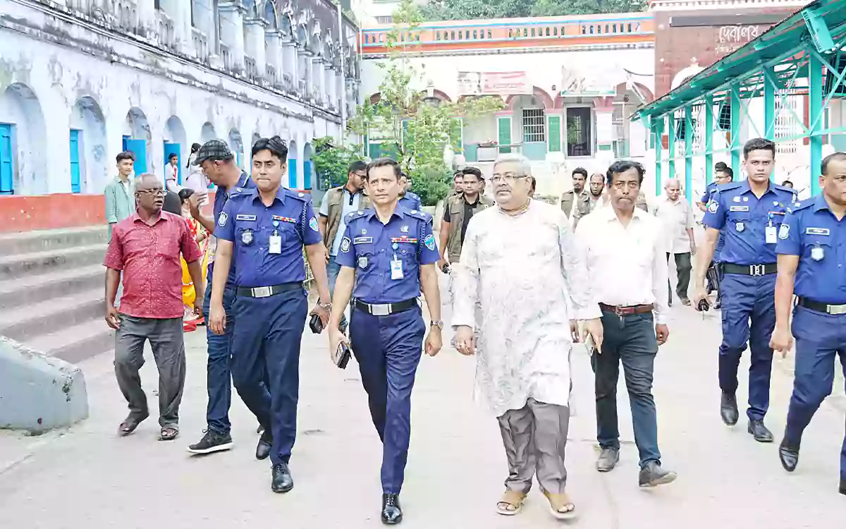 Rising Cumilla - Durga Puja in Comilla-Security tightened, Superintendent of Police inspects