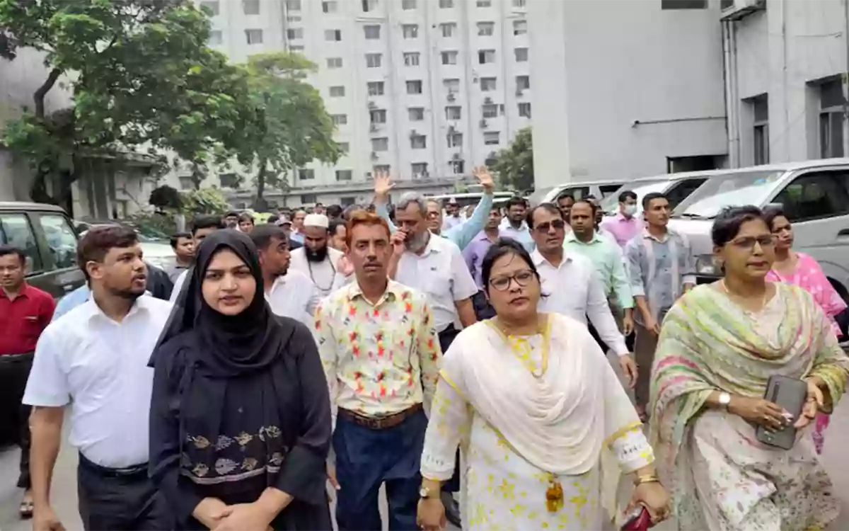Employees protest at the Secretariat over various demands
