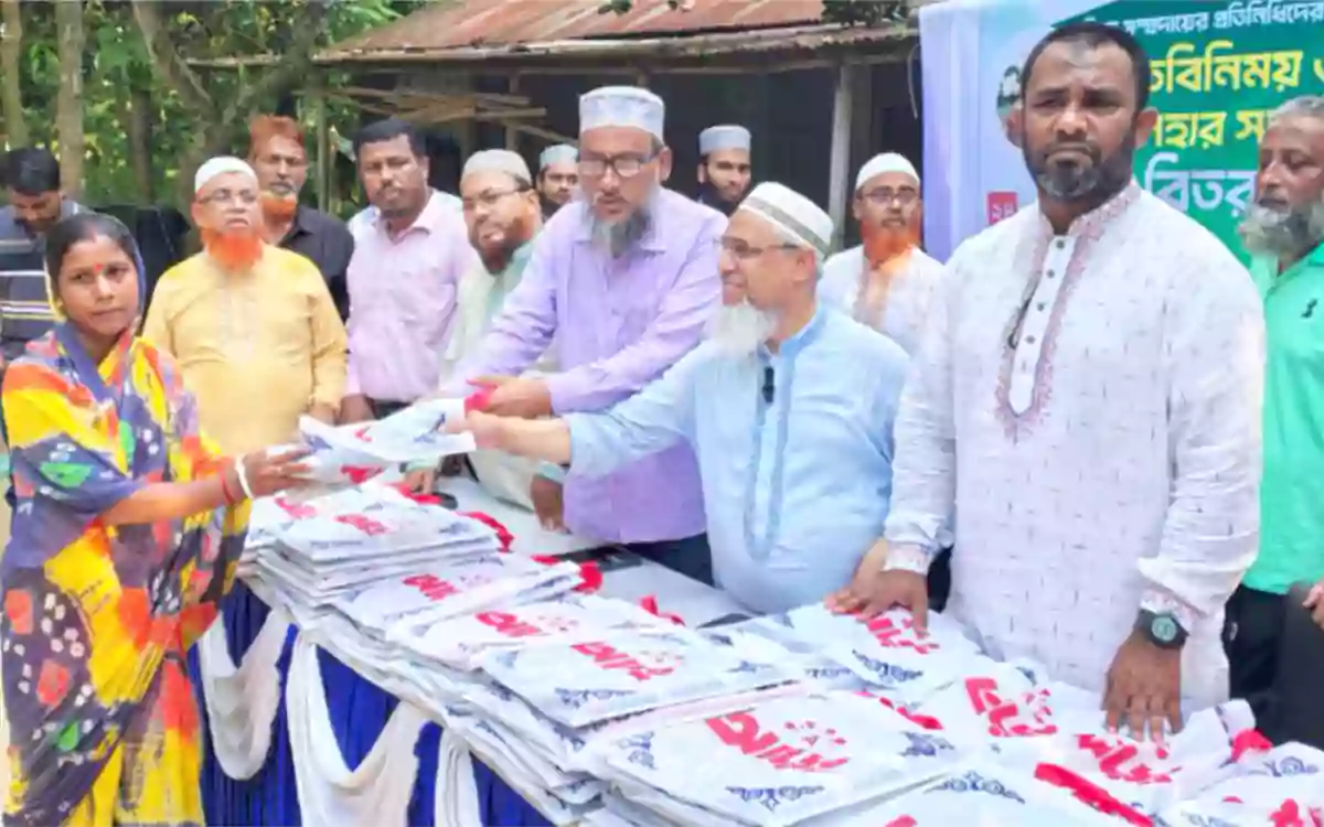 Rising Cumilla - Jamaat distributes gifts among Hindu community in Cumilla