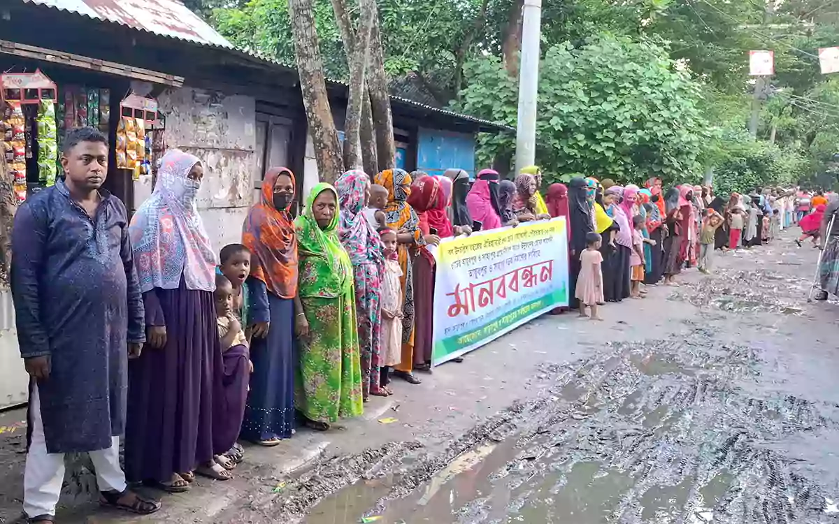 "উন্নয়নের ছোঁয়া" লাগেনি নোয়াখালী পৌরসভার তিন রাস্তায়