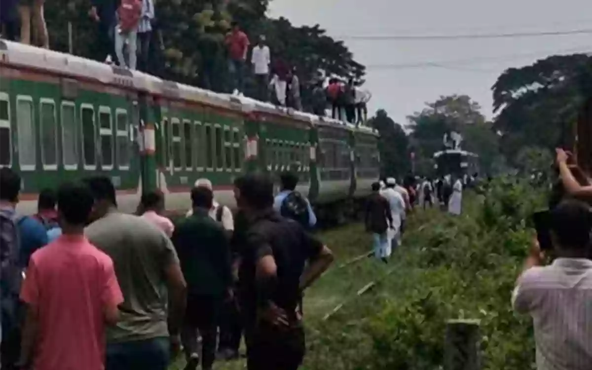 Three coaches of a moving train separated in Brahmanbaria