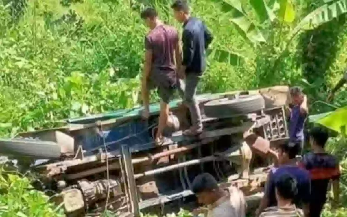 Rising Cumilla - Tourist bus falls into ditch in Sajek-Khulna University student killed, 12 injured