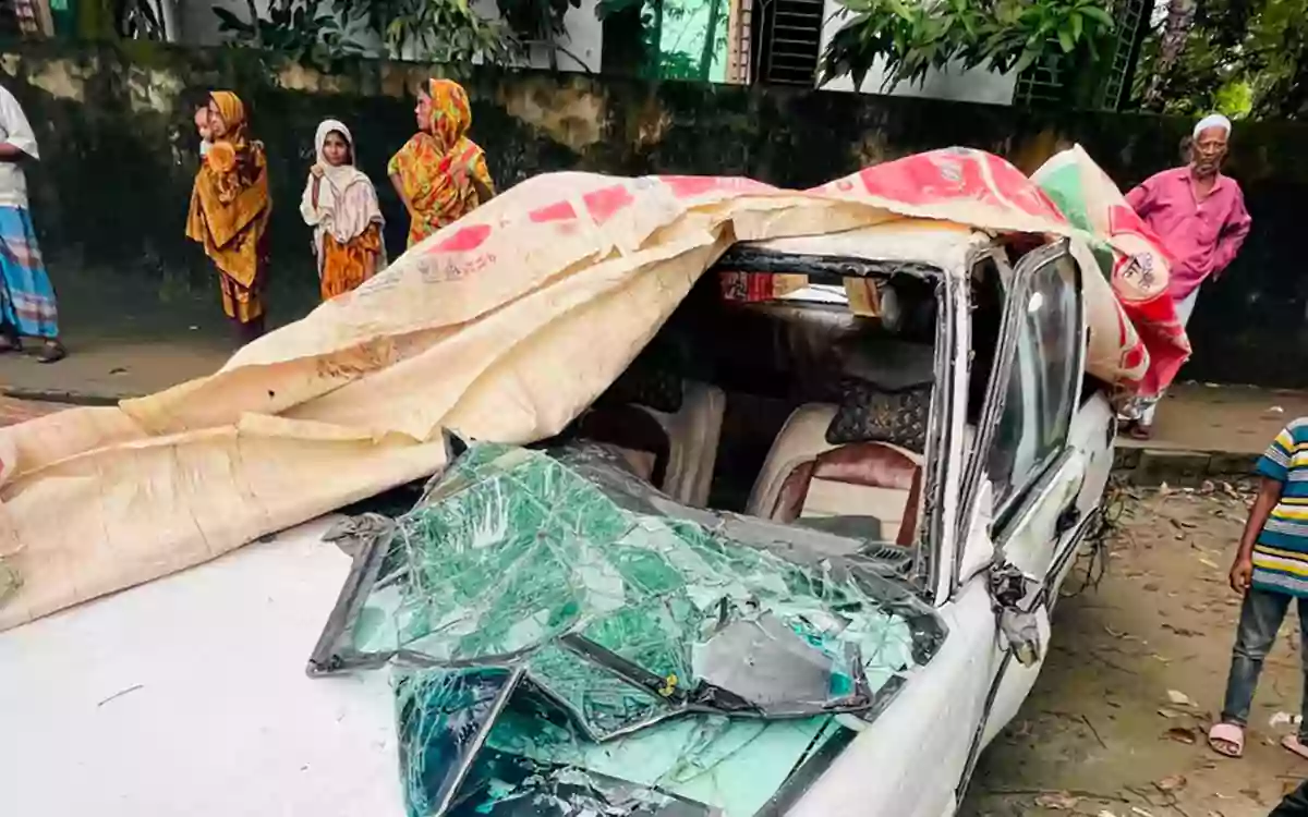 Rising Cumilla - Youth dies after training private car falls into pond in Noakhali