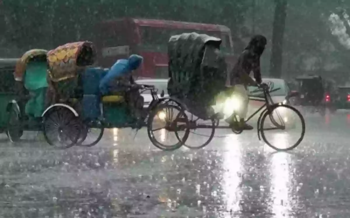 ধেয়ে আসছে শক্তিশালী বৃষ্টিবলয়, ভারী বর্ষণের পূর্বাভাস