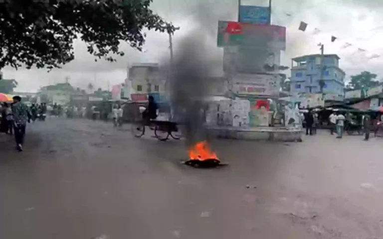 RisingCumilla - Morning and evening strike in Bagerhat, public life suffers