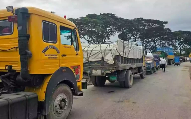 Rising Cumilla - Comilla-Sylhet Highway- Truck breaks down in Kangshnagar, causing suffering for 10 kilometers