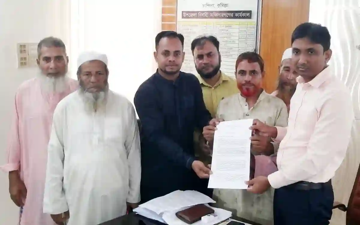 Rising Cumilla-Human chain and memorandum presented to fertilizer retailers in Chandina in Comilla