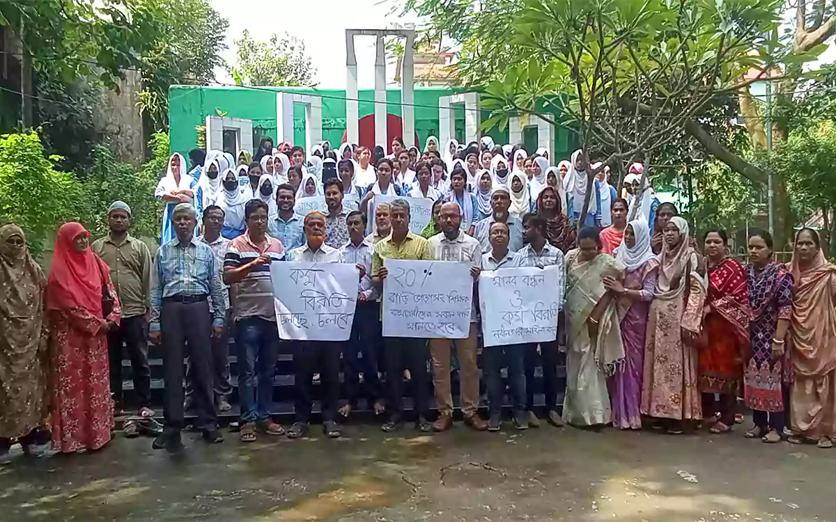 Rising Cumilla - Teachers' strike at Nabinagar Women's Degree College in Brahmanbaria, students' silent support
