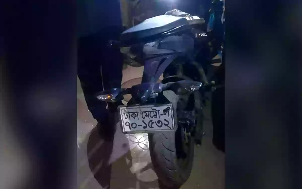 The thief fooled the local people and ran away, calling them thieves!