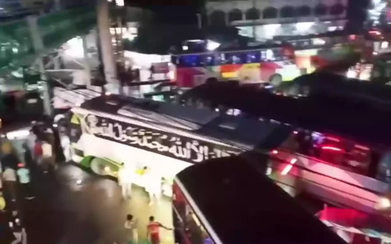 Rising Cumilla - Ugly slogans about Comilla-Crowd blocks Noakhali bus on Bishwa Road