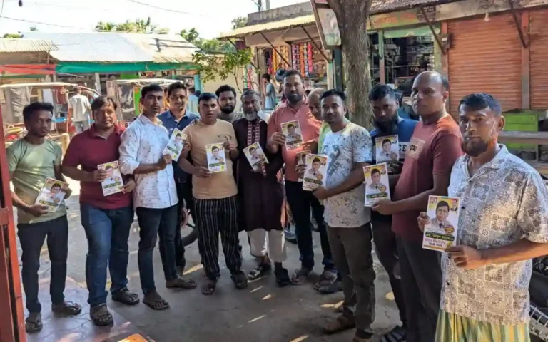 নবীনগর পৌরসভায় এ্যাড. এম এ মান্নানের নেতৃত্বে লিফলেট বিতরণ করেন
