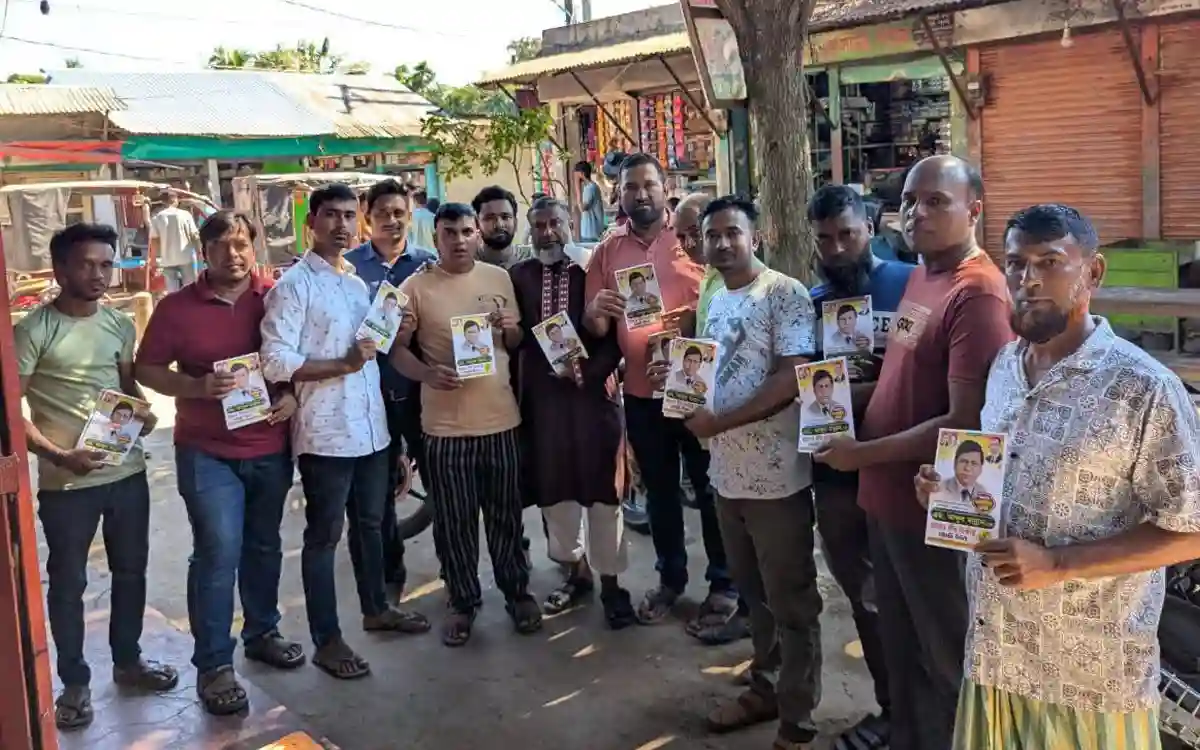 নবীনগর পৌরসভায় এ্যাড. এম এ মান্নানের নেতৃত্বে লিফলেট বিতরণ করেন