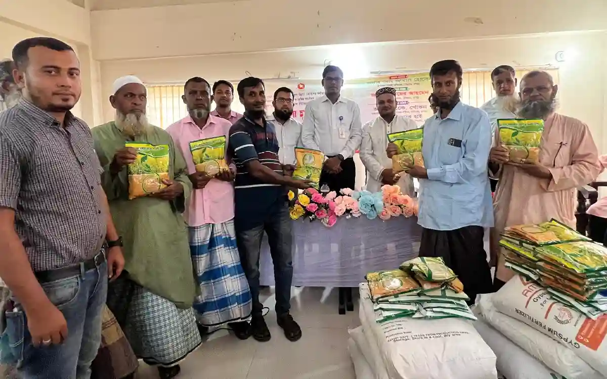 চৌদ্দগ্রামে ১৫০০ কৃষকের মাঝে বিনামূল্যে সরিষা বীজ ও রাসায়নিক সার বিতরণ