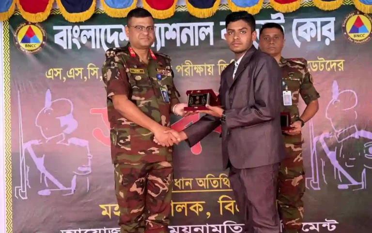 ময়নামতি রেজিমেন্ট বিএনসিসিতে জিপিএ-৫ পাওয়া ক্যাডেটদের সংবর্ধনা