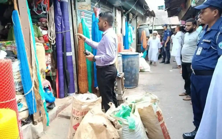 Rising Cumilla -Banned polythene seized in Chandpur, 2 traders fined