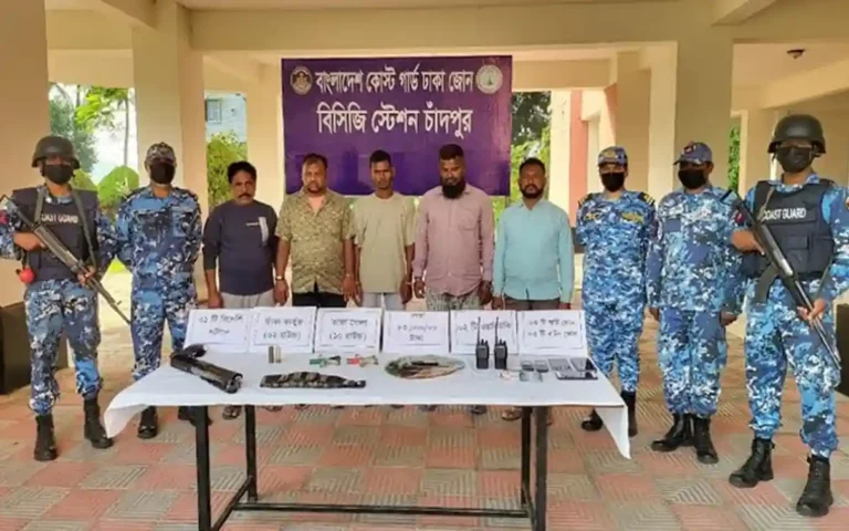 Rising Cumilla -Five members of a gang of robbers arrested with weapons in Mohanpur, Chandpur