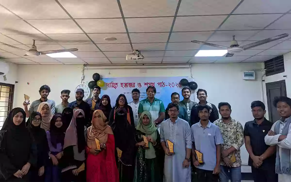 লেখক ফোরাম কুবি শাখায় দায়িত্ব হস্তান্তর, শপথ পাঠ ও পুরস্কার বিতরণ