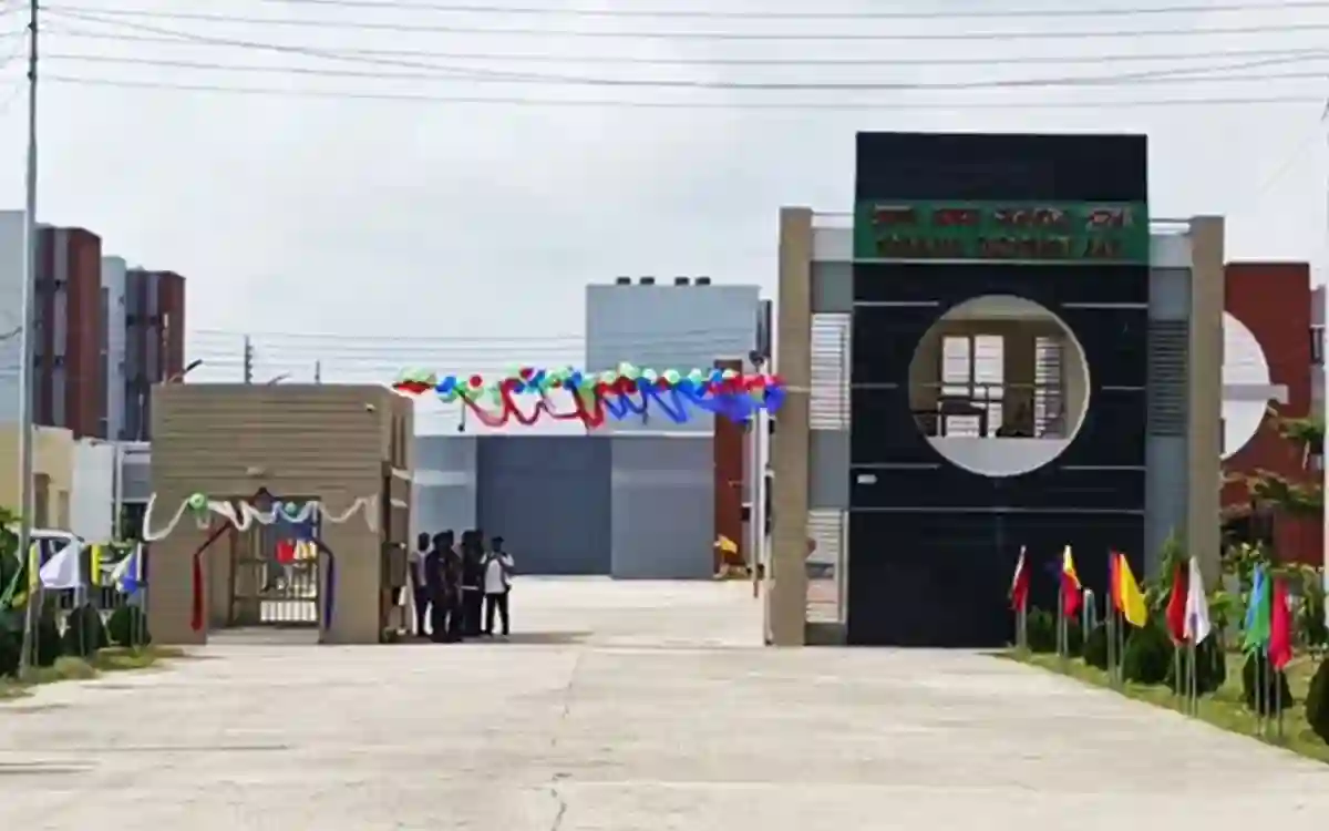 Rising Cumilla -Inmates of new prison in Khulna welcomed with flowers