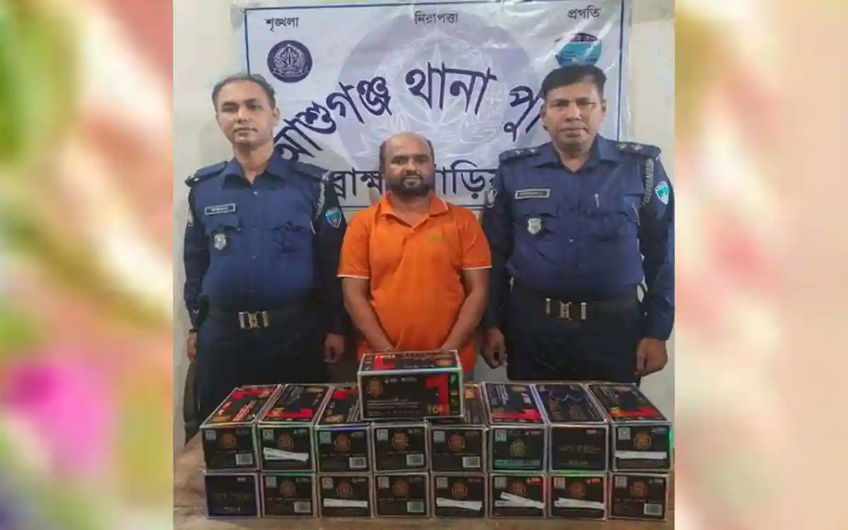 Rising Cumilla - Man arrested with illegal 560 mobile displays in Brahmanbaria