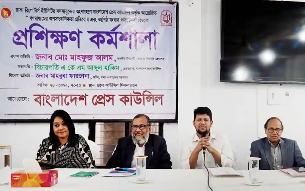 গুজব ও অপতথ্যের বিরুদ্ধে গণমাধ্যমকে শক্ত অবস্থান নিতে হবে : তথ্য উপদেষ্টা