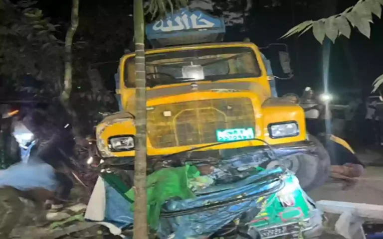 Rising Cumilla - Three-way collision involving truck, CNG and auto-rickshaw in Chauddagram, Comilla, kills 2 men and 1 woman